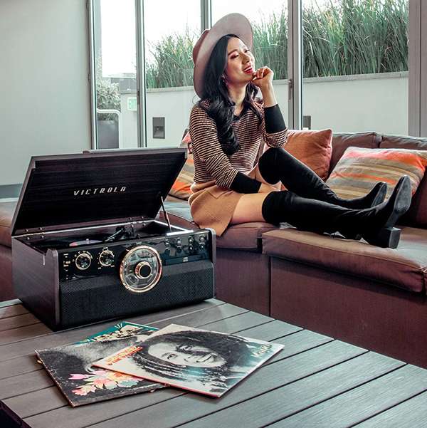 Victrola Empire เครื่องเล่นแผ่นเสียง Bluetooth แบบ 6-in-1 รองรับการสตรีมเพลงแบบไร้สาย